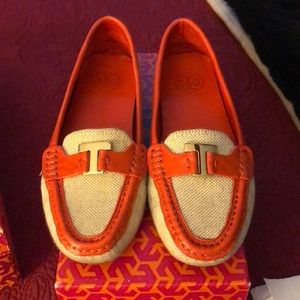 Tory Burch logo driving shoe flats.